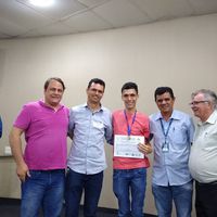  Milton Júnior, Giliard Freitas (diretor do Campus Confresa) e Áureo acompanhados pelo organizador da Olimpíada Luiz Both