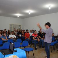 Licenciandos assistem junto aos servidores do Campus Confresa à palestra do Psicólogo Luis Antônio Vieira 