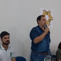 Estudante discursa na abertura da Semana 