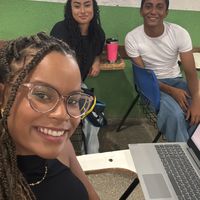 Coordenadora do projeto, professora Maria Carolina da Silva, com os bolsistas Gabryelle Camilo e João Pedro Alves