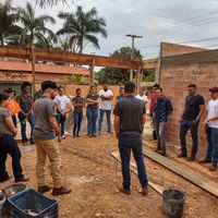 Estudantes visitando obra