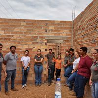 Estudantes visitando obra 