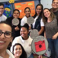 professores e membros do NAPPS com estudantes 