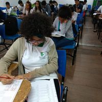 Estudante do turno diurno fazendo a prova 