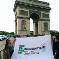 Estudantes portam bandeira do IF Campus Confresa em Paris 
