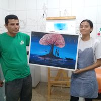 Pai orgulhoso presencia momento de entrega de quadro 