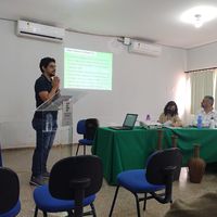 Estudante durante argumentação de trabalho de TCC