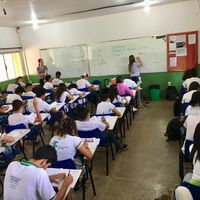 Estudante do turno diurno fazendo a prova 