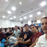 Prof Milton Júnior com os quatro estudantes que compareceram a premiação 