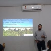 Estudante discursa na abertura da Semana 